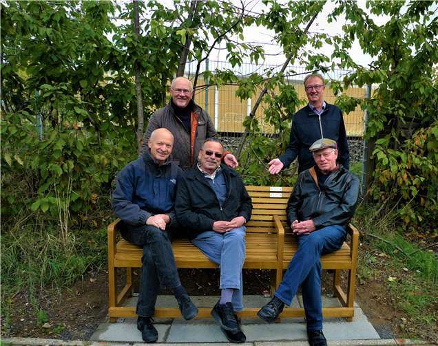 Die UWG mit der neuen Sitzbank. Foto: UWG Rheinbach