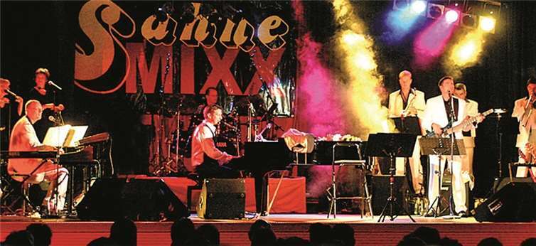 Die Udo-Jürgens-Coverband SahneM!XX gastiert am Donnerstag, 4. Juli, im DLRG Bildungszentrum in Lehmen. privat