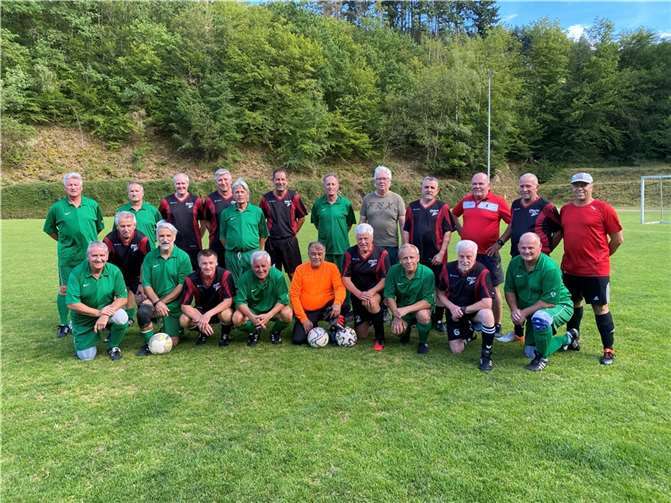 Die Ü 60 Ahr und Ü 60 Mülheim Kärlich. Foto: Addy Jüsgen