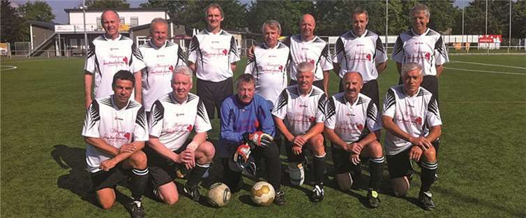 Die Ü50 Ahr am in Mendig. Hintere Reihe von links nach rechts: Peter Steinfeld, Karl-Heinz Classen, Erich Joseph, Bernd Jüsgen, Norbert Bell, Rüdiger Wolff, Uli Brenner; Vorne: Harry Gerhard, Willi Fergen, Winfried Schäfer, Michael Wilke, Milan Vidos, Guiseppe Botter. Privat