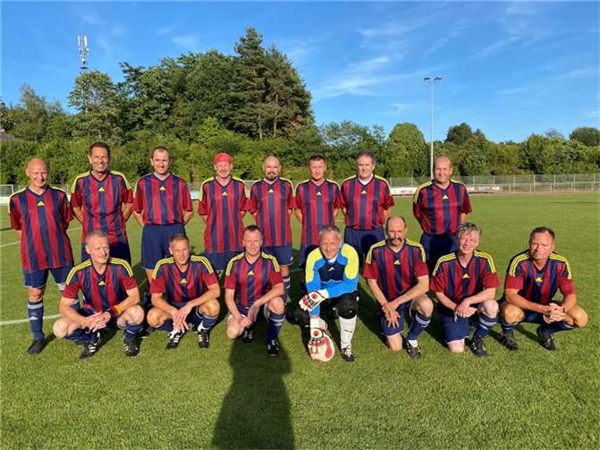 Die Ü50 Ahr in Waldesch: Stehend von l. n. r.: Thorsten Barkholz, Jürgen Werf, Thomas Schütz, Martin Scheu, Richard Fuchs, Torsten Brehm, Werner Hoffmann, Harald Kruppe. Knieend: Thomas Retterath, Thomas Schütz, Frank Buska, Gerd Klapperich, Reiner Kurth, Dirk Meier und Bernhard Dirschke. Foto: privat