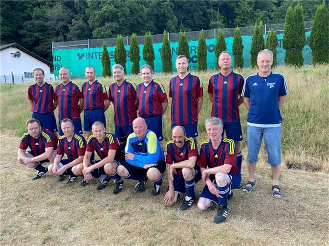 Die Ü50 Ahr v.li.: stehend: Jürgen Werf, Michael Wein, Thomas Schütz, Hans-Georg Unkelbach, Werner Hoffmann, Frank Röther, Bernhard Dierschke, Thomas Retterath und knieend: Andy Koch, Frank Buska, Frank Homberg, Frank Hermann, Reiner Kurthm, Dirk Meyer. Quelle: Ü50 Ahr