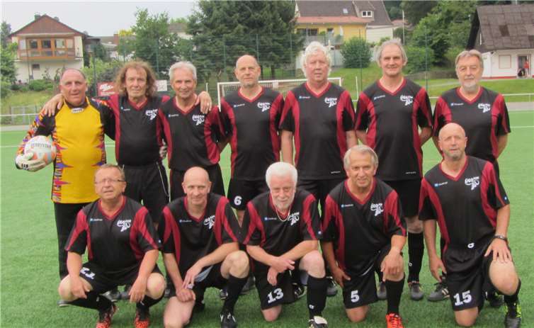 Die Ü60 Ahr in Horressen: (h. Reihe v.l.) H.J. Zimermann, J. Strunk, R. Heinrichs, T. Knüppel, W. Fergen, E. Joseph, D. Kautzenbach, (v. Reihe v.l.) W. Drolshagen, H. Bücker, J. Menzen, B. Jüsgen und N. Bell. privat