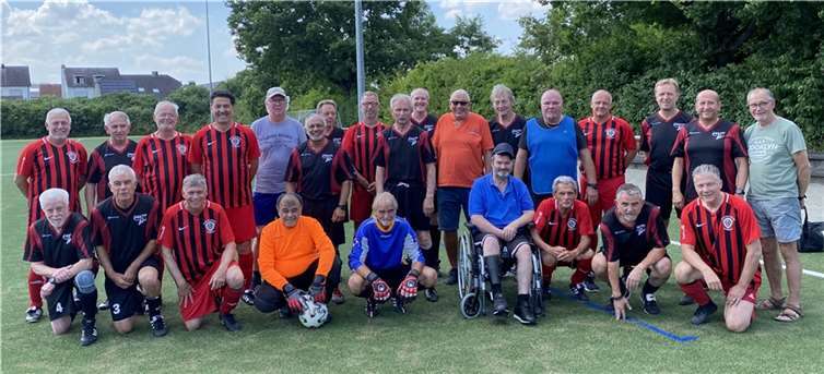 Die Ü60 Ahr (schwarzes Trikot) mit ihrem Spielpartner Eintracht Koblenz.  Foto: Addy Jüsgen