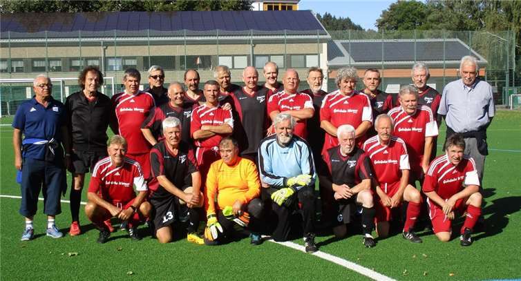Die Ü60 Ahr, schwarzes Trikot (v.li.): Stehend: Schiri Vlado Petkowski; Jörg Strunk, Antonio Gatto Reiner Kurth, Uli Brenner, Peter Steinfeld, Dietmar Schneider, Dietmar Kautzenbach, Michael Sonntag, Hans Bick. Knieend: Michael Wilke, Noor Shadmann und Josef Menzen.Foto: privat