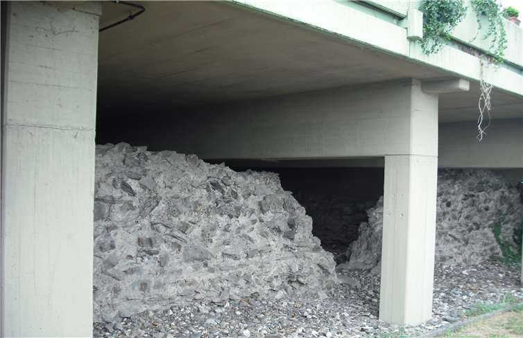 Die Überbauung lässt dennoch einen Überblick über die gewaltigen Mauerreste dieses Bauwerkes aus der Römerzeit zu.