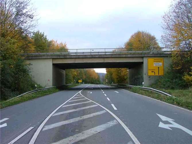 Die Überführung der L 258 „Dierdorfer Straße“ über die L 260 wird erneuert.  Foto: LBM Cochem-Koblenz