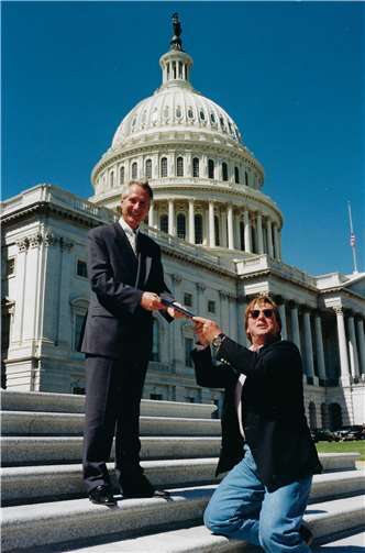 Die Übergabe an den damaligen Vorstandsvorsitzenden der Deutschen Post Klaus Zumwinkel durch den Kempenicher Burgherrn fand 2003 vor dem Capitol in Washington statt.  Foto: privat