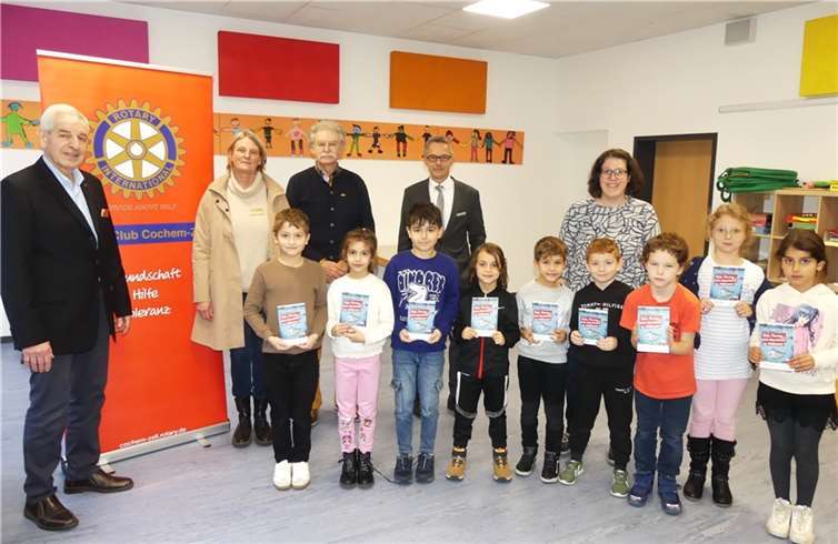 Die Übergabe an die Grundschulen im Beisein einiger Schüler in der Grundschule Cochem.  Foto: Thomas Esser