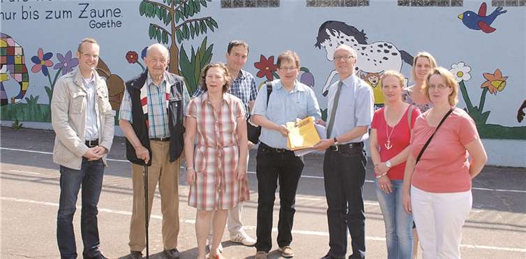 Die Übergabe der 600 Unterschriften von Jens Wehran (CDU-Lützel) an Schuldezernent Detlef Knopp fand vor der alten Sporthalle der Regenbogenschule statt. Mit dabei neben der Rektorin Alexandra Zinndorf waren auch Konrektor Peter Degen, Vertreter des Schulelternbeirates und Eltern. US