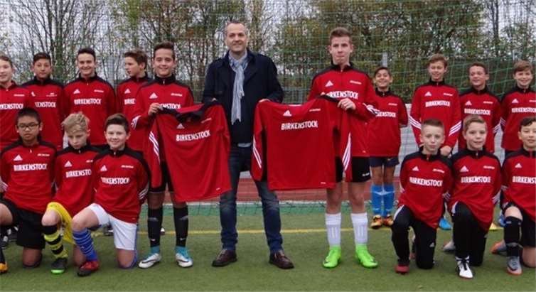 Die Übergabe der Aufwärmkleidung.Privat