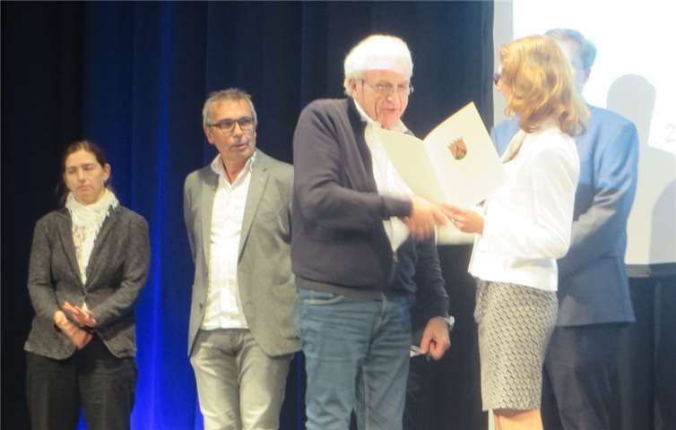 Die Übergabe der Dankesurkunde. Privat