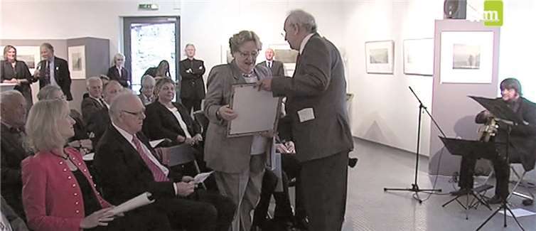 Die Übergabe der Ehrenmitgliedsurkunde des Fördervereins Rhein-Museum an Dr. Ingrid Bátori.Privat