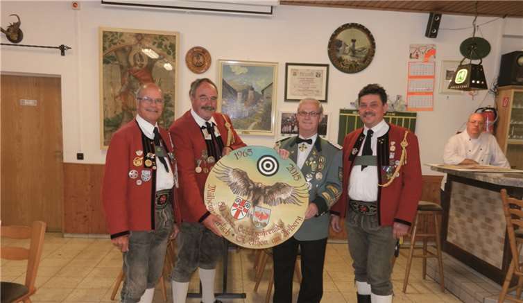 Die Übergabe der Ehrenscheibe an Brudermeister Herbert Kaltenborn.