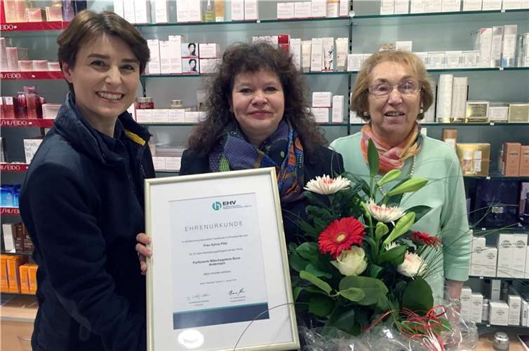 Die Übergabe der Ehrenurkunde. privat