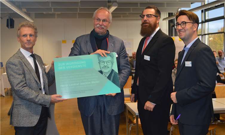 Die Übergabe der Gedenktafel.Foto: AB