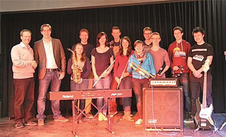 Die Übergabe der Instrumente durch Peter Fritz. privat