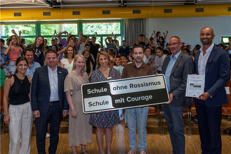 Die Übergabe der Plakette an die Theodor-Heuss-Realschule.  Foto: Theodor-Heuss-Realschule