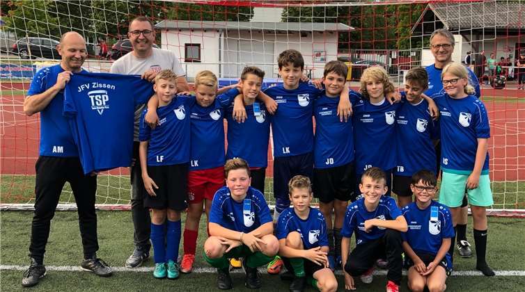 Die Übergabe der Shirts an die erfolgreichen Kicker.Foto: privat