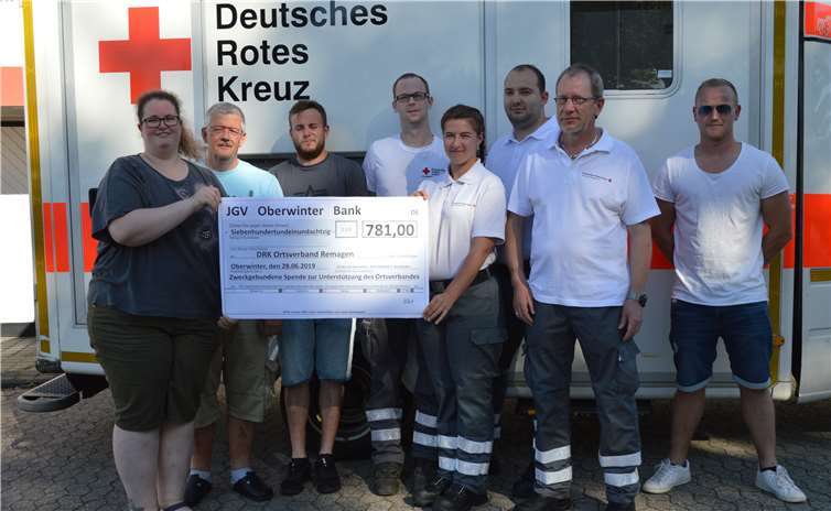 Die Übergabe der Spende an den DRK-Ortsverein Remagen.Foto: -AB-