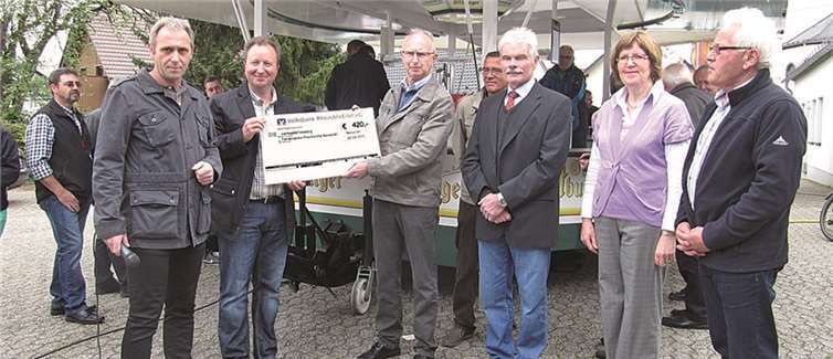 Die Übergabe der Spende an den Förderverein. privat