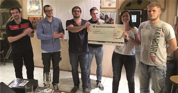 Die Übergabe der Spende (v.li.): Stefan Schäfer, Yannik Kessels, Jan Eller (Oberfreibeuter), Jan Assenmacher, Birgit Bunk (Schatzmeisterin) und Stefan Eller (Steuermann). privat