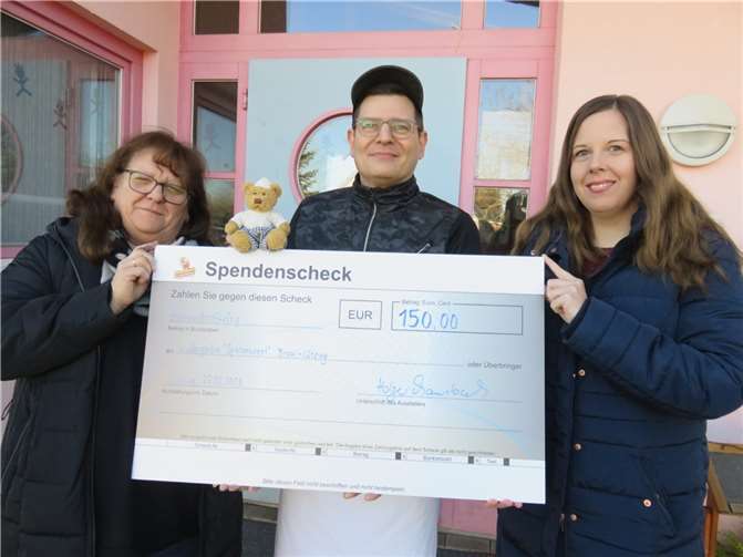 Die Übergabe der Spende vor dem Kindergarten.  Foto: privat