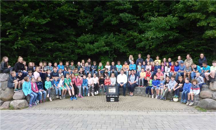 Die Übergabe der Tonkiste an die SchülerInnen der Grundschule Niederelbert. privat