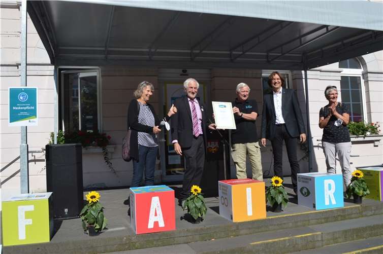 Die Übergabe der Urkunde macht Remagen nun offiziell zur Fairtrade-Stadt. Foto: AB