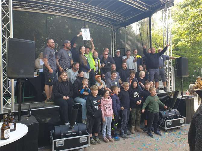 Die Übergabe der Urkunden. Fotos: privat