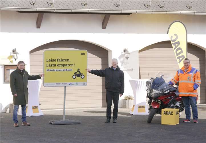 Die Übergabe der Warnschilder an Staatssekretär Andy Becht. Foto: privat