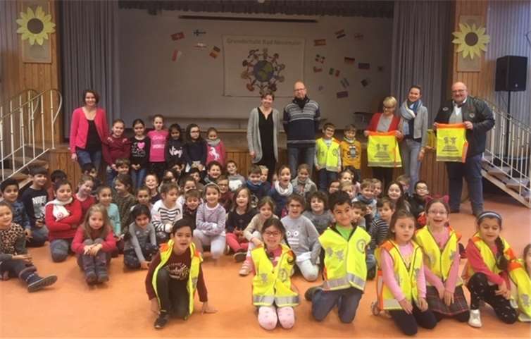 Die Übergabe der Warnwesten an die Erstklässler.Foto: privat