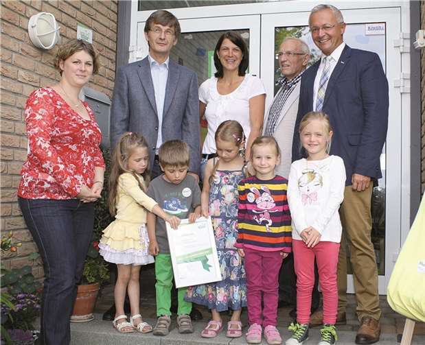 Die Übergabe der Zertifikatsplakette. Privat