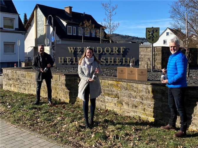 Die Übergabe der ersten Flasche an die amtierende Weinkönigin von Heimersheim, Annette Hofmann. Fotos: privat