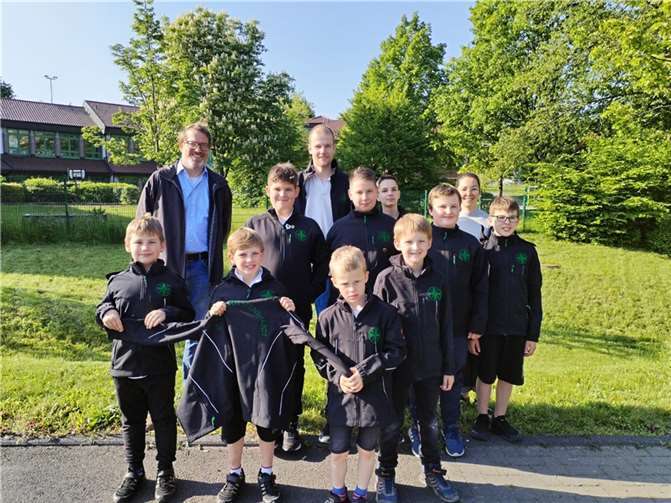 Die Übergabe der neuen Softshelljacken erfolgte durch Frau Lück und Herr Kopischke am Schießstand in St. Katharinen. Foto: privat