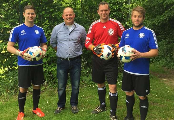 Die Übergabe der neuen Spielbälle.privat