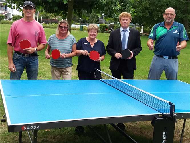 Die Übergabe der neuen Tischtennisplatte.