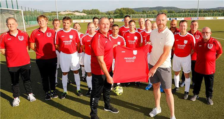 Die Übergabe der neuen Trikots.Foto: Thorsten Stephan