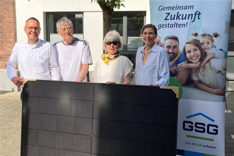 Die Übergabe des Balkonkraftwerks als Hauptgewinn der GSG-Verlosung unter Mietern.