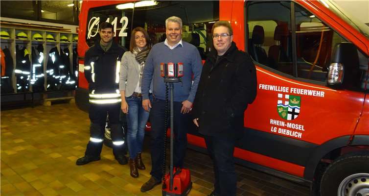 Die Übergabe des Beleuchtungssatzes an die Freiwillige Feuerwehr Dieblich.Foto: privat