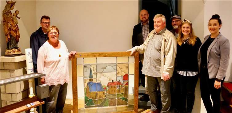 Die Übergabe des Fensters an den Kapellenverein.Foto: KG