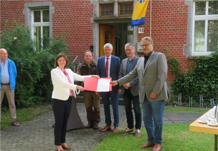 Die Übergabe des Förderbescheids. Foto: privat