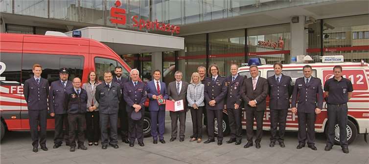 Die Übergabe des Förderschildes „Partner der Feuerwehr“ an Matthias Nester, den Vorstandsvorsitzenden der Sparkasse Koblenz.privat