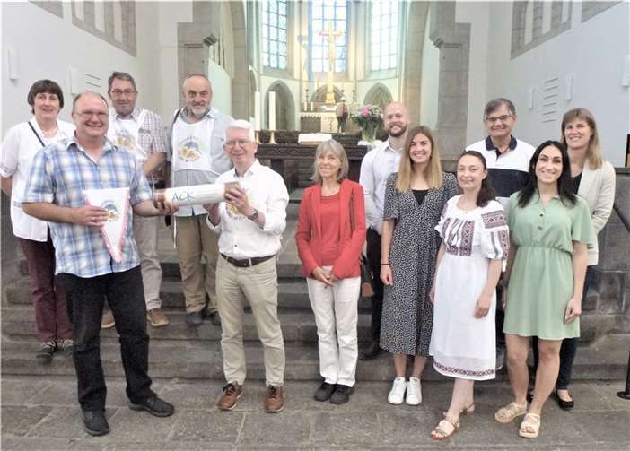 Die Übergabe des Pilgerstabs in der Florinskirche.  Foto: privat