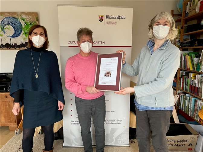 Die Übergabe des Preises konnte Ende Januar in Koblenz durch Frau Dr. Brigitta Goldschmidt (Arbeitsgemeinschaft Schulgarten Rheinland-Pfalz) an Matthias Busenkell und Kerstin Link (Schulleitung St. Peter) nachgeholt werden. Fotos: privat