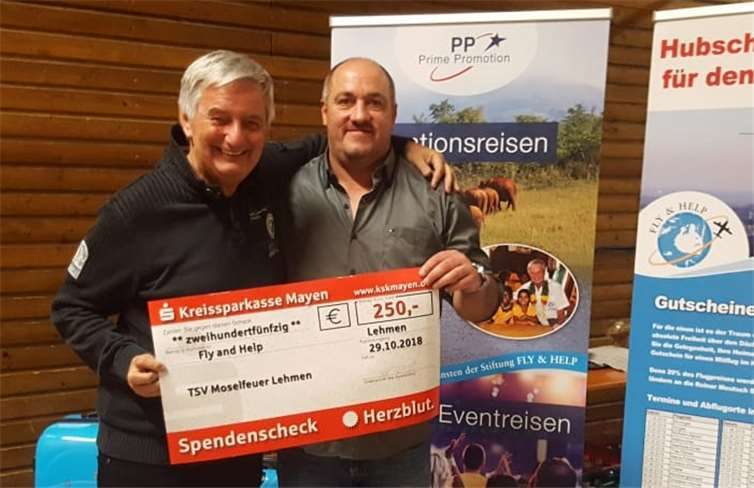 Die Übergabe des Schecks an Reiner Meutsch.privat