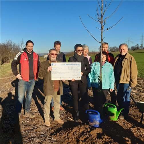 Die Übergabe des Schecks durch Frau Gräf von der Volksbank an den Vorsitzenden der BI Rübenach. Foto: privat