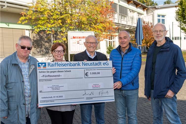 Die Übergabe des Schecks erfolgte durch den Vorstand des Förderkreises St. Michael: Falk Schneider, Silvia Dühsdorf, Jürgen Schmitz. Der Fördervereins Palliativ- und Hospizarbeit wurde als Empfänger vertreten durch: Stefan Wester, Detlef Nonnen. Foto: CREATIV PICTURE – Heinz-Werner Lamberz