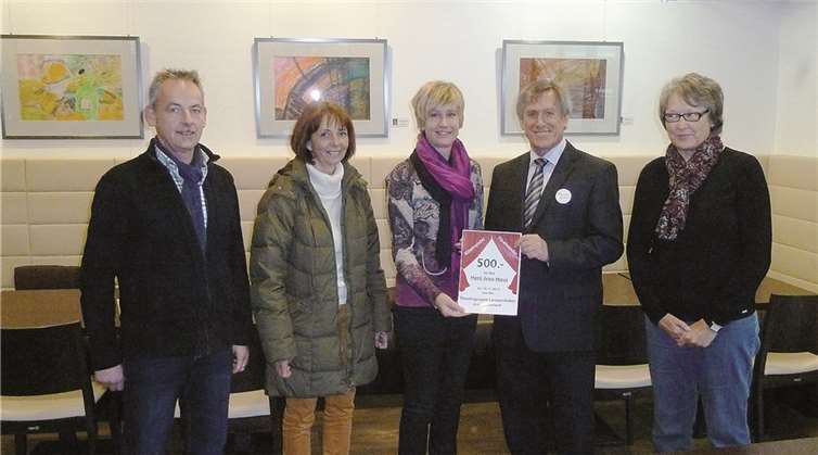 Die Übergabe des Spendenschecks an das Herz-Jesu-Haus. privat