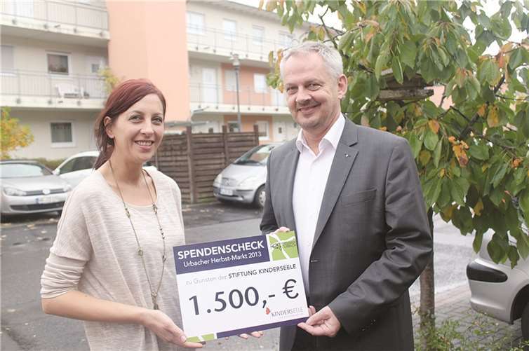 Die Übergabe des Spendenschecks in Höhe von 1.500 Euro.privat